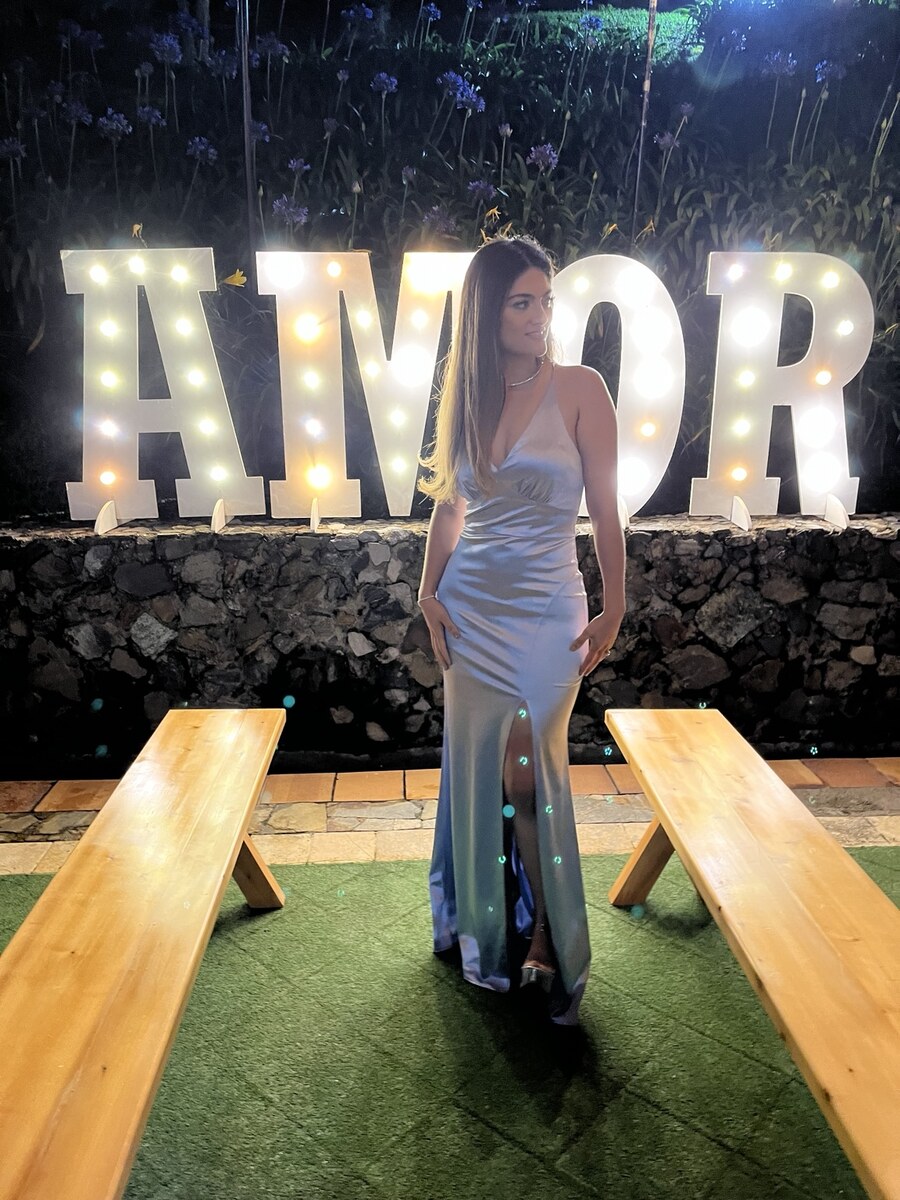 Malory con un estilo femenino y elegante